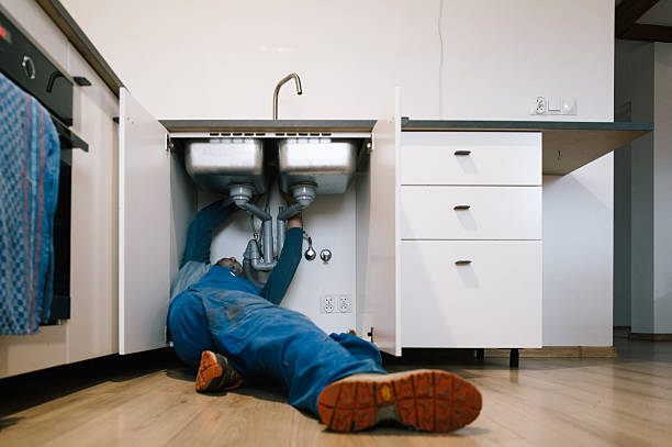 Professional Emergency Plumber technician working in Putney, KY
